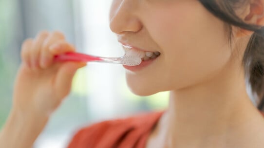 歯ブラシ1本でできる“究極の自己投資”…意外と知らない「歯磨き」の新常識【歯科医師が解説】