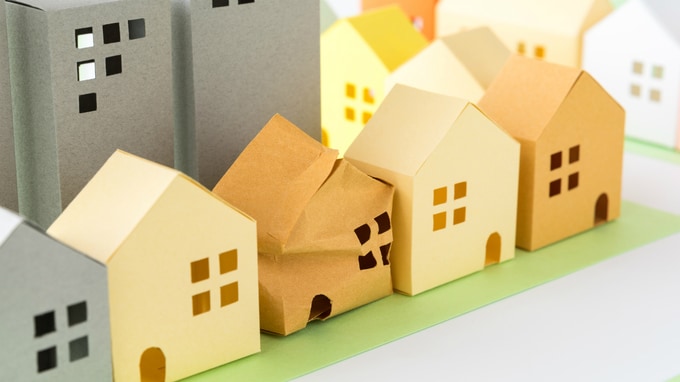 近隣の空き家から落下物･･･怪我の損害賠償は誰に請求すべき？