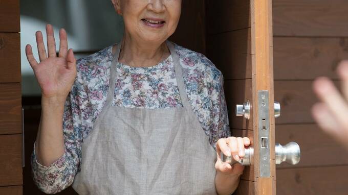 「本当に母のLINE…？」年収850万円・55歳会社員、“仕送り増額”を頼む79歳母のメッセージに違和感。帰省して気づいた〈衝撃の真実〉