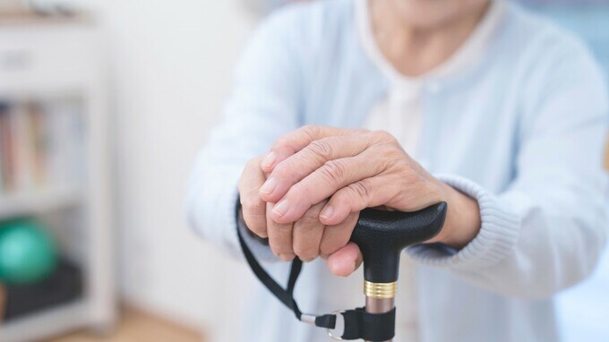 ネット検索も！「老人ホーム選び」が不動産物件選びと違うワケ