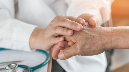 告知の際、家族の同席を求めることが一般的（画像はイメージです／PIXTA）