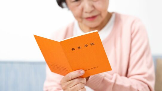 “年金繰下げ”で月18万円受け取っていた70代夫婦、安心の老後だったが…一転、個人事業主の73歳夫死去で、遺された妻が絶望する遺族年金額「お金が不安で夜も眠れません」【FPが解説】