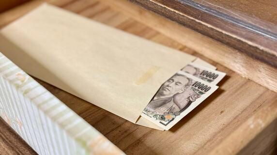 「あれ、これ全部…？」年金月8万円だった父の「隠し資産」。押し入れの茶封筒に込められた〈家族への想い〉