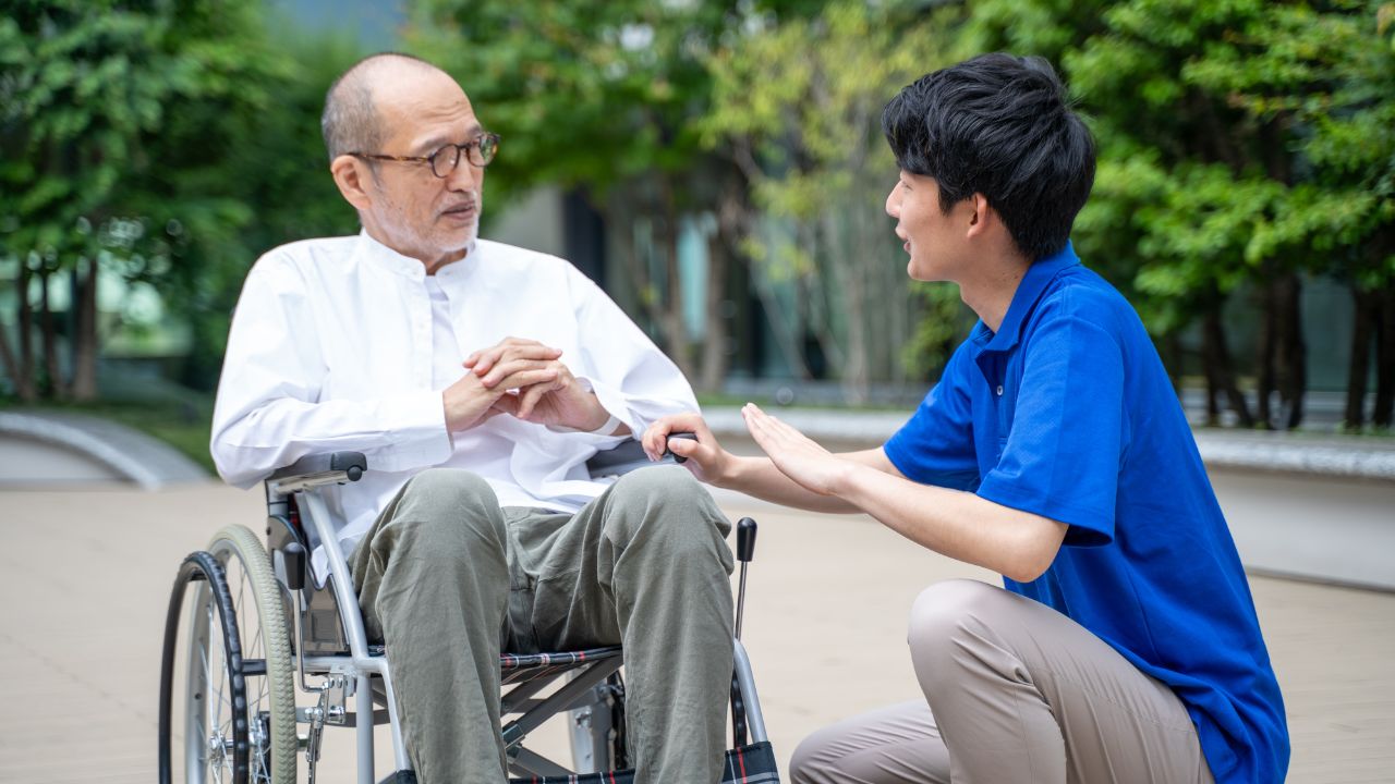 悔やんでます…年金月18万円・元教師の82歳父「スタッフ自慢」の老人ホーム入居も、半年後に目撃した「まさかの光景」に55歳娘が絶句