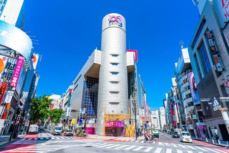 SHIBUYA109の右手、東急本店通りをのぼっていくと…／PIXTA