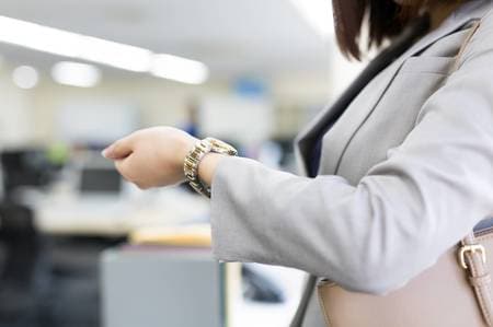 定時、帰ろっ（※画像はイメージです／PIXTA）