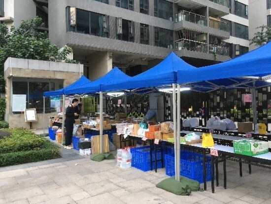   （注）封鎖されたアパートに設けられた臨時宅配集荷場。  （出所）2020年2月、広州在住者撮影