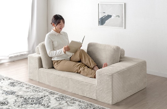 背もたれクッションの位置を変えてゆったりくつろげる