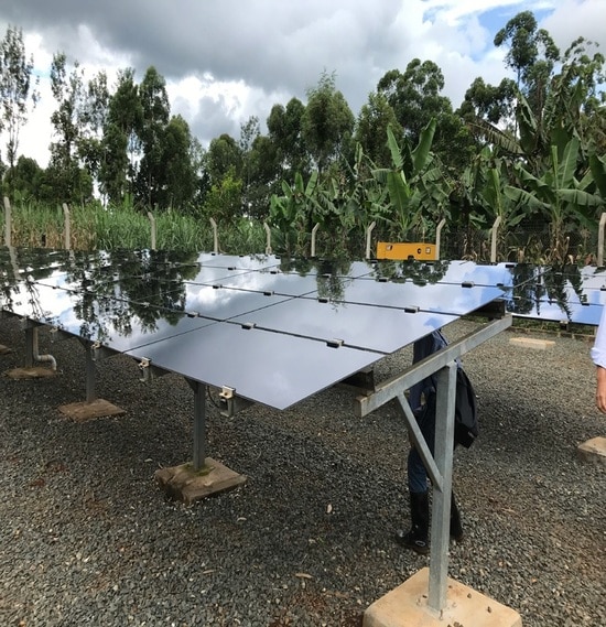 （ケニアの電線のない無電化地域で、ソーラーパネルを設置し、電力を供給するスタートアップ企業が活躍している）