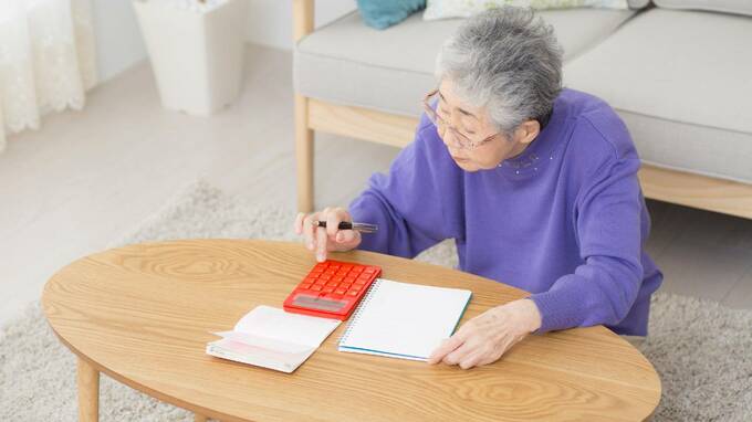 母さん、ごめんね？ 60歳サラリーマン、郷里の高齢母へ「仕送り月額5万円」の終了を告げるも…いま知った「まさかの使い道」に愕然