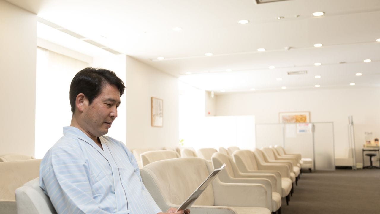 「年金、繰り上げといて、よかったな…」年金減額で〈月15万円〉受給する61歳元会社員の男性。病院で告げられたひ言で、過去の決断に確信を持ったワケ