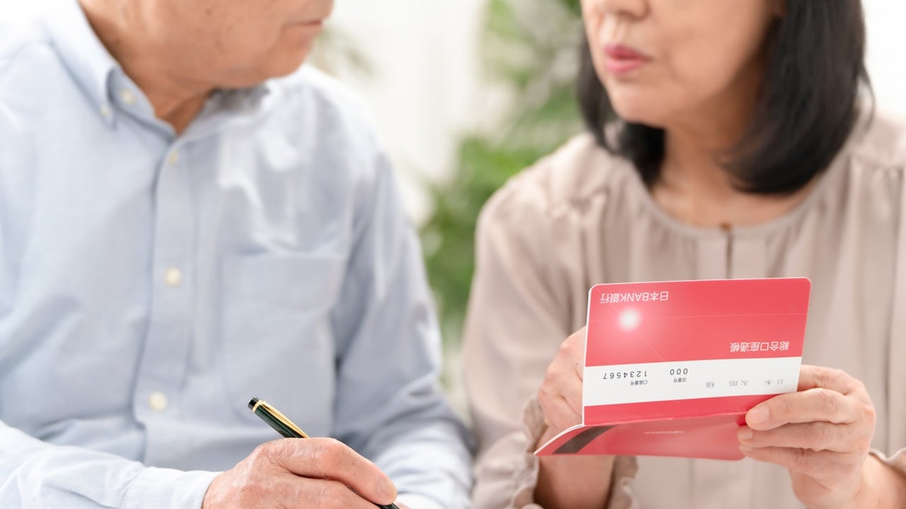 「自分は65歳で年金受給、妻だけ70歳まで繰り下げ」…老後資金7000万円の氷河期世代50歳男性が、「繰り上げ・繰り下げ」受給の“損益分岐点”から導いた年金戦略