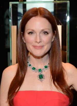 ブルガリのパーティーでエメラルドネックレスをするジュリアンムーア©ソサイエティーニュース