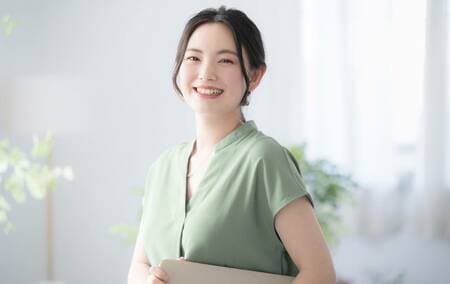 ノートPCを持っている女性