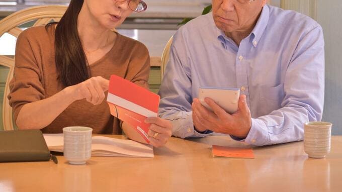 「ため息が止まらない…」〈年金27万円・貯金4,100万円〉60代夫婦。孫と過ごす幸せの裏で膨らみ続けた“家族への援助”