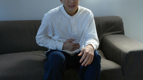 長引く下痢、発熱、血便症状があるときには要注意。難病「潰瘍性大腸炎」とは?【専門医が解説】
