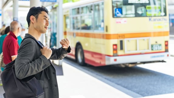 世帯月収手取り55万円の40代夫婦、都心の8,500万円の物件を諦め、郊外の6,000万円のマンションを選んだのに、「住宅ローン破産」したワケ。きっかけは地方広報誌の“お知らせ”【FPが警鐘】