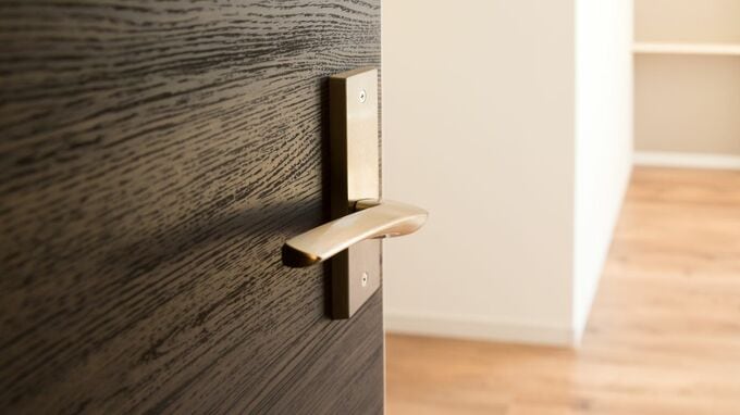 私には無理でした…手取り21万円・実家を追い出された28歳事務員、家賃6万4,000円「お得なシェアハウス」をたった2ヵ月で退去したワケ