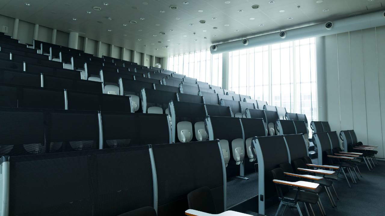 【大学側も苦慮】遊んでばかりの学生を「一生懸命勉強させる」いい方法を考えた!