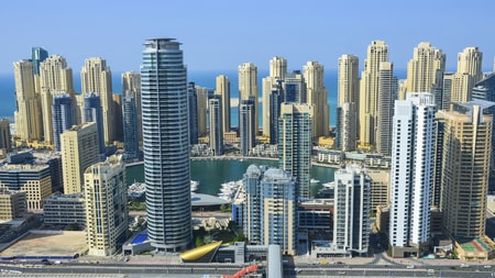 ドバイの近代的な街並み。ほとんどの場所で英語が通じる。