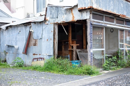 長屋は、今にも崩れ落ちそうな姿だった
