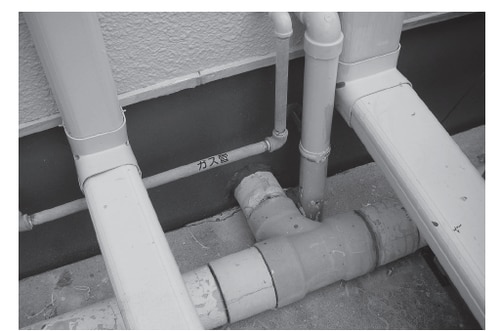 地下で複雑にめぐらされている様子がうかがえる、配管の一部