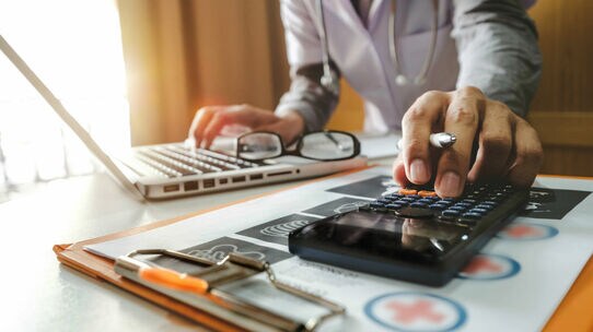 クリニック開業後に直面する「税金問題」…効果的な節税術は?