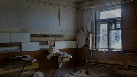 妻に先立たれ孤独死…年金暮らしの70代男性が都内・高級マンションの寝室に唯一遺した「段ボール箱」の切なすぎる中身