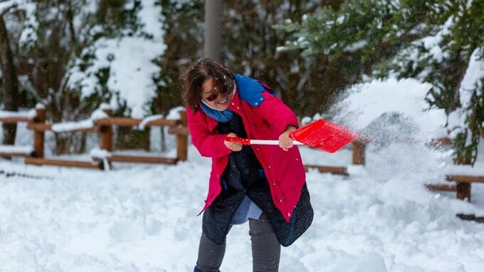 「あんまりいい思い出はないけどね…」東京での生活苦から『雪深い生家』へ単身移住した70歳母。初めての冬、離れて暮らす娘が受け取った〈無言の小包〉【FPが解説】