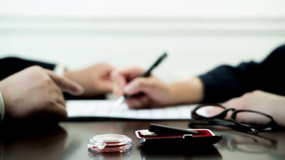 「相続放棄のリスクを知らず、安易に手続きを行ってしまった兄弟（※写真はイメージです／PIXTA） 