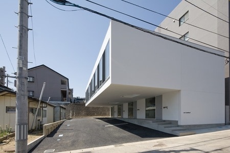 間口の狭い敷地を逆に活かした個性的なメゾネット・タイプの物件