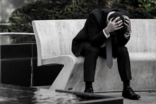 勤務時間中に株価をチェックするなんて無理…？ （画像はイメージです／PIXTA）