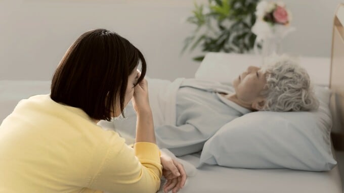泣き叫ぶ80代の母を老人ホームにひとり残し…「いいえ、心からホッとしました」。50代女性を追い込んだ〈介護の限界〉と〈家族の無理解〉
