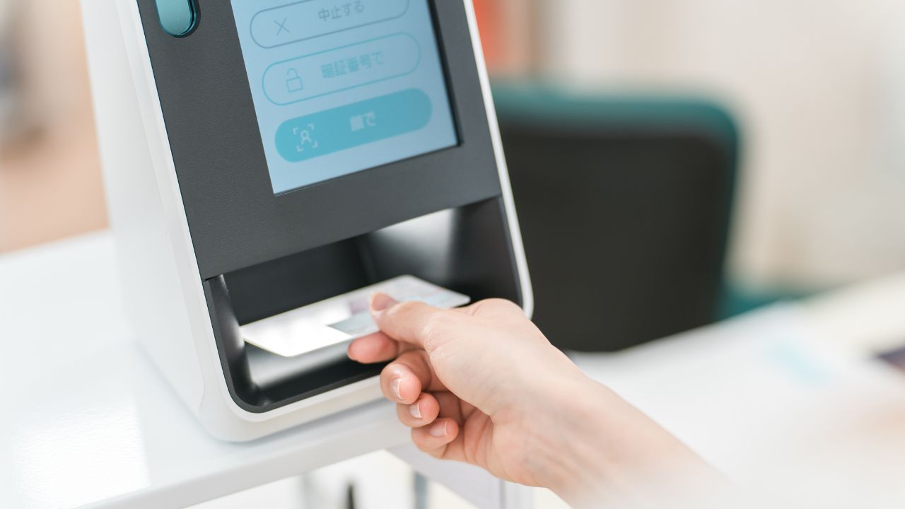 預貯金2,200万円で対象外に…「マイナンバー口座連携」で発覚。特養入所72歳夫の負担が「月2万円増」になった理由