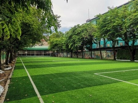 緑豊かなグラウンド