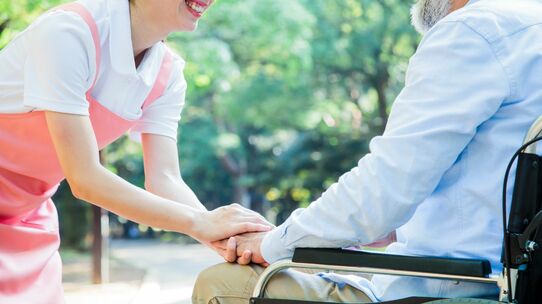 「特別養護老人ホーム」への入所要件と受けられる介護の内容