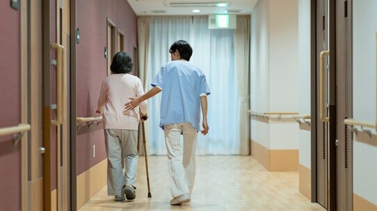 コロナ禍以上の悲劇?…介護保険制度が老人を建物に閉じ込める