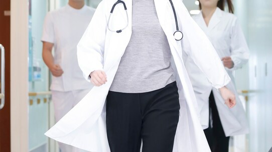 医療従事者「年収」調査…医師は1000万円超え、看護師は?