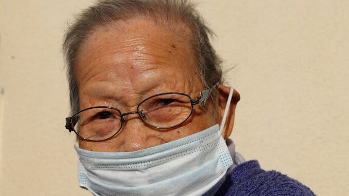 「おばあちゃん、嘘でしょ…」非課税世帯・年金月8万円の86歳祖母、壁の剥がれたボロアパートで暮らしていたが…実は預金残高に2億円が眠る理由に、孫仰天【FPが解説】