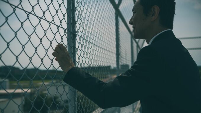 散々会社に尽くしてきたのに…〈最高年収1,300万円〉大手企業の61歳元部長。出世レースを外れ、役職消失・給与激減・転籍先の子会社で受けた「屈辱」【FPが解説】