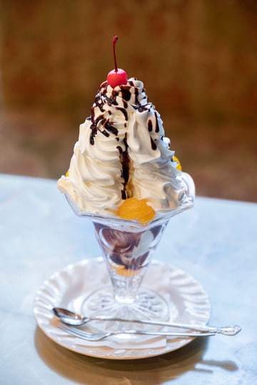 SNSでボリュームと見た目が話題になった「チョコレートパフェ」1200円。 撮影／鈴木康史　『愛しの純喫茶』（オレンジページ）より抜粋