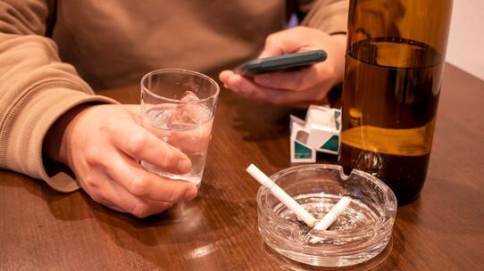 「お酒で赤ら顔になる人」は要注意!日本人がなりやすい「食道がん」について【医師が解説】