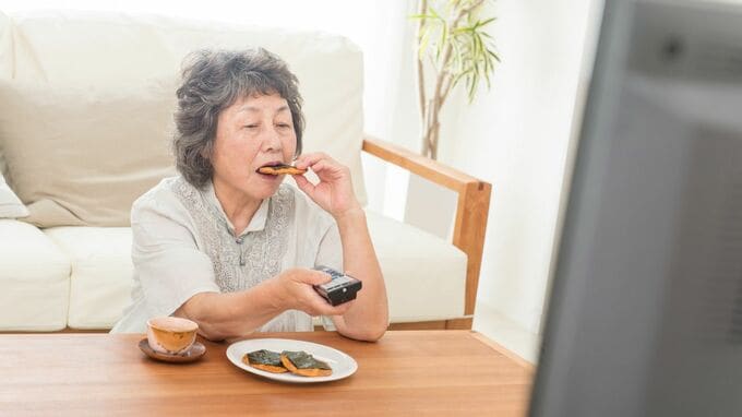 「毎日韓ドラばかりみています。」退職金1,000万円・年金13万円で家にこもる、65歳おひとり様…“老人ホームには入れない”高齢者の引きこもり→孤独死の既定路線【FPが解説】