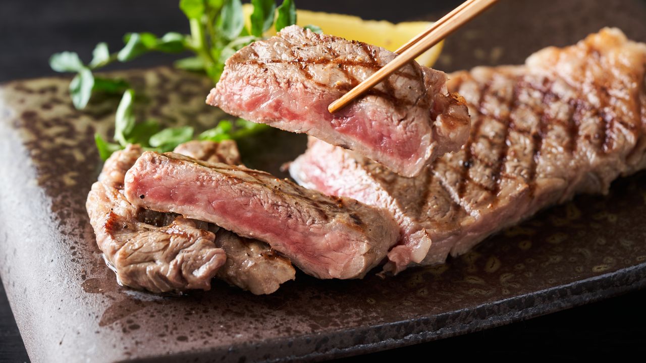 もうステーキも喉を通らない…〈資産5,000万円〉〈年金月20万円〉77歳元高給取り、妻亡き後「金など、もっと使ってしまえばよかった」と涙のワケ