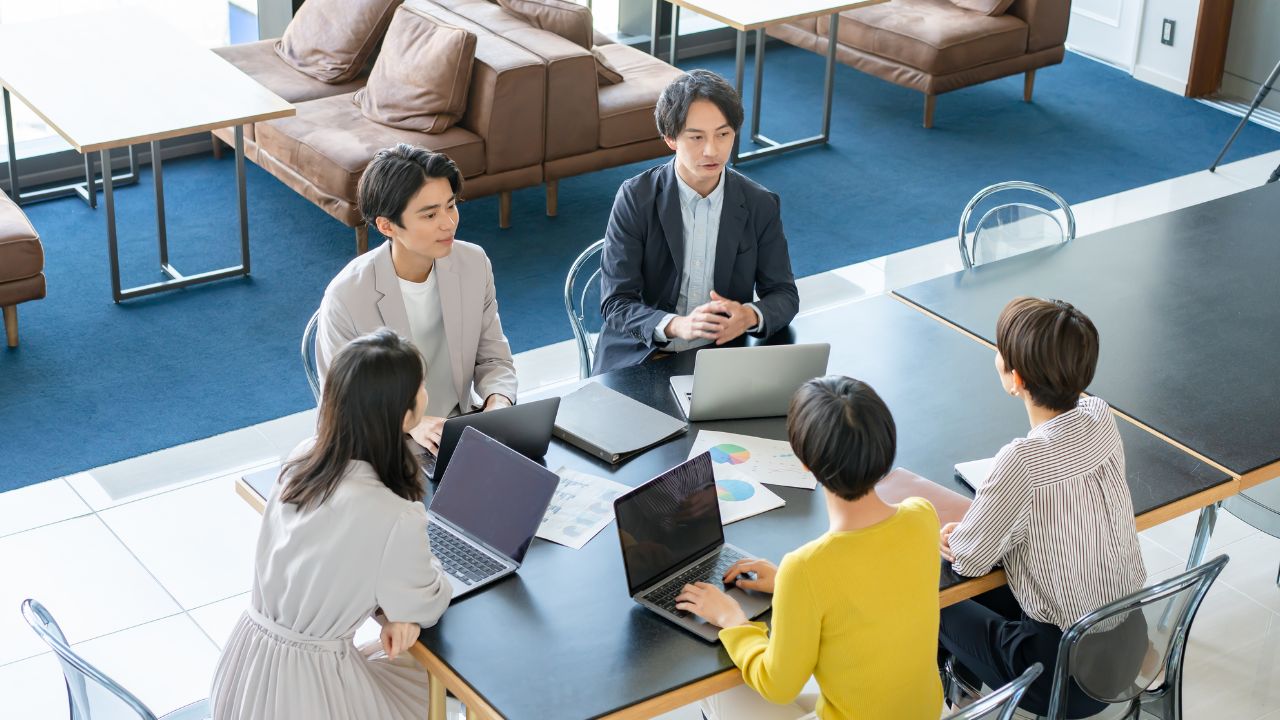 「基本給を高く設定するか」「若手のうちから成果主義にするか」…“Z世代”に評価制度の議論に参加させた〈驚きの効果〉