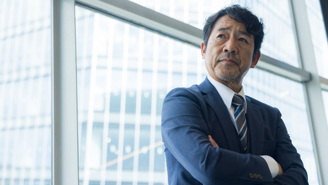 惨めすぎる…〈年収1,200万円〉の大手企業部長、再雇用で〈年収400万円〉に。若手社員から「お荷物社員」の烙印、プライドがズタズタに引き裂かれる日々