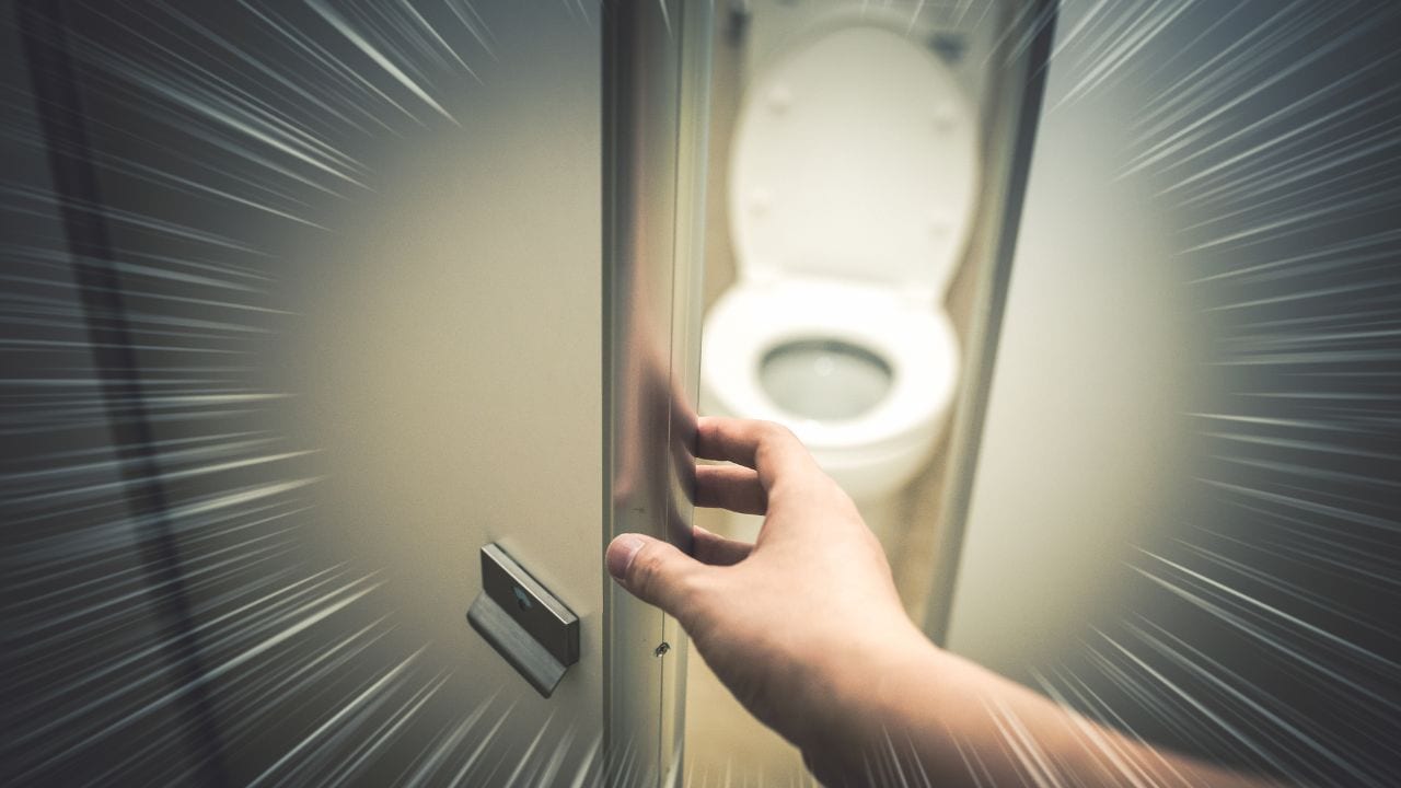 築55年の実家へ「年金月12万円・82歳父」を訪ねたが…45歳長女、トイレから聞こえてくるうめき声に恐怖。ドアの向こうで目撃した〈まさかの光景〉