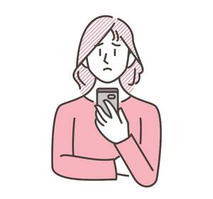 スマホを見て困っている表情の女性