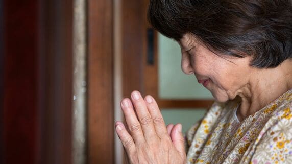 長生きしませんように…〈残高120万円〉の通帳を握りしめ、69歳専業主婦がポツリ。享年75歳・優しい夫が「哀しい嘘」をついたワケ