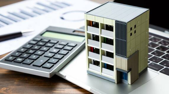 亡き父の遺産にアパート1棟…相続人は子ども3人、遺産分割前の家賃収入はだれのもの？【司法書士が解説】